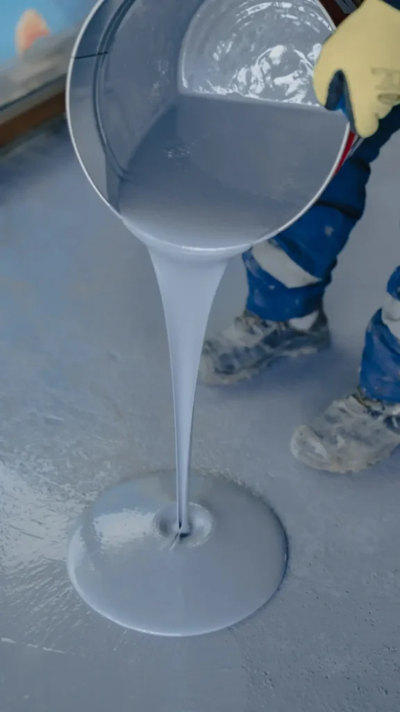 Aplicación de pintura epóxica para pisos industriales en Panamá. Epoxi Autonivelante 100% sólidos