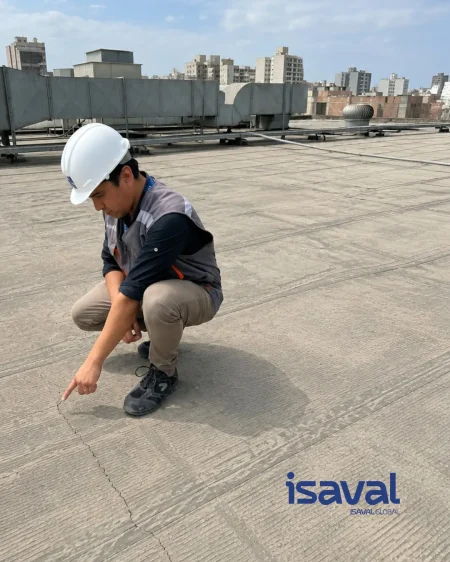 asesor de isaval panamá inspeccionando fisuras en techo